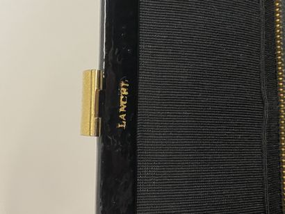 null LANCEL Sac en vernis noir fermoir métal doré 

30,5x20cm

(bon état)