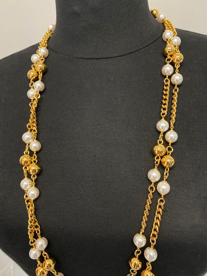 null 
CHANEL Made in France Long necklace double row in gold plated metal and pearly...