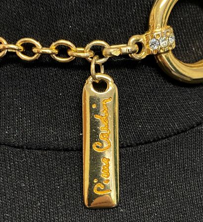 null PIERRE CARDIN Collier en métal doré à anneaux et attaches ornées de petits strass...
