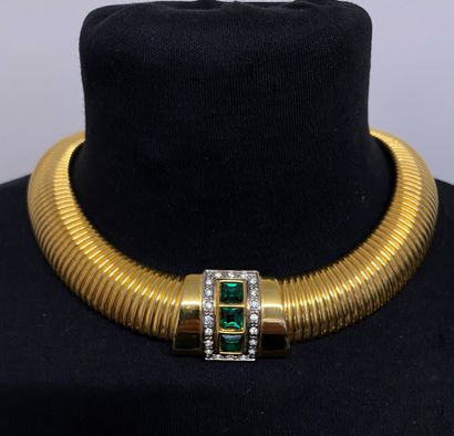 null Collier tubogaz en métal doré et motif agrafe orné de strass verts et blancs...