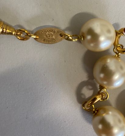 null CHANEL Made in France Long necklace in gold plated metal and pearly beads alternating...