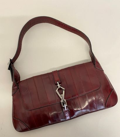 null 
GUCCI Made in Italy Petit sac d'épaule en anguille rouge rubis fermoir mousqueton...