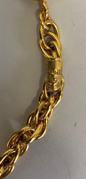 null CHANEL Made in France Sautoir en métal doré torsadé et perles nacrées à calottes...