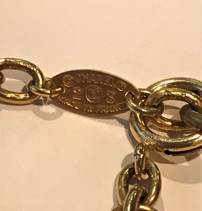 null CHANEL Made in France Collier en métal doré tressé retenant un pendentif fleur...