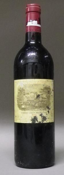 null 1 Bouteille LAFITE ROTHSCHILD. 1996 Etiquettes légèrement tâchées, abîmées....