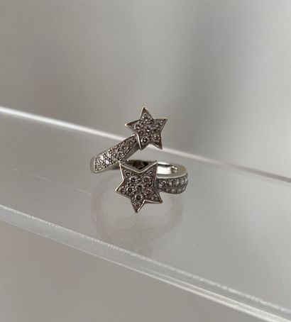 null Crossed ring in white gold 750 thousandths with star motifs decorated with diamonds...