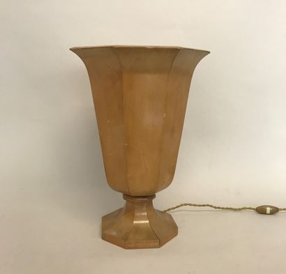 null Sycamore vase lamp with cut sides circa 40

Ht 39cm