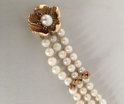 null Bracelet of 3 rows of cultured pearls, gold clasp and flower clips 850 thousandths...
