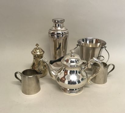 null Silver plated metal set: 1 ice bucket - 1 shaker - 1 pourer - 2 milk jugs -...
