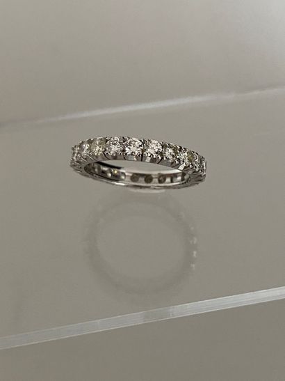 null US wedding band in 750 thousandths white gold set with brilliant-cut diamonds...