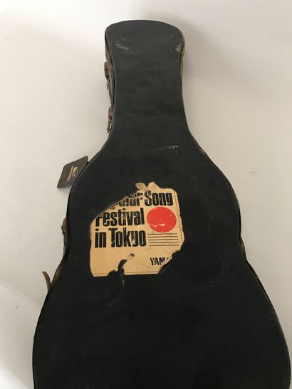 null CHARANGO carapace de tatoo et bois Amérique du sud avec étui (bon état)

Provenace...