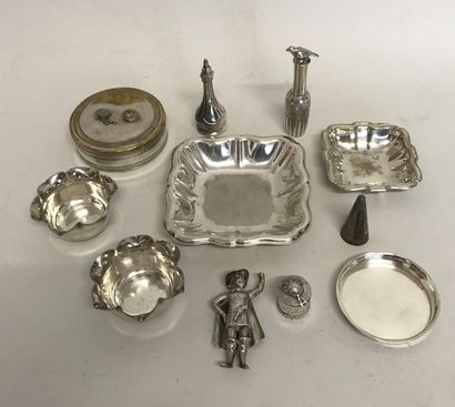 null Lot in silver plated metal: 5 bowls - Christian Dior round covered box - 2 subjects...
