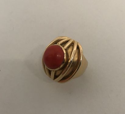 null Dome ring with gold gadroons 750 thousandths and coral cabochon - weight 15,1g...