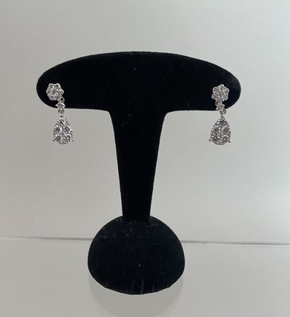 null Pair of 750 thousandths white gold pear-pearl earrings paved with diamonds gross...