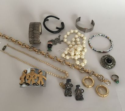 null Lot of costume jewelry: 3 bracelets- 2 rings - necklace and pendant Moreto-1...