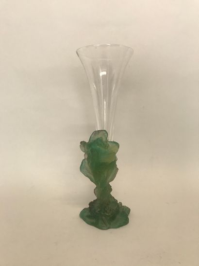 null DAUM FRANCE Vase cornet en pâte de verre verte rosée et cristal 

Ht 34,5cm

(cornet...