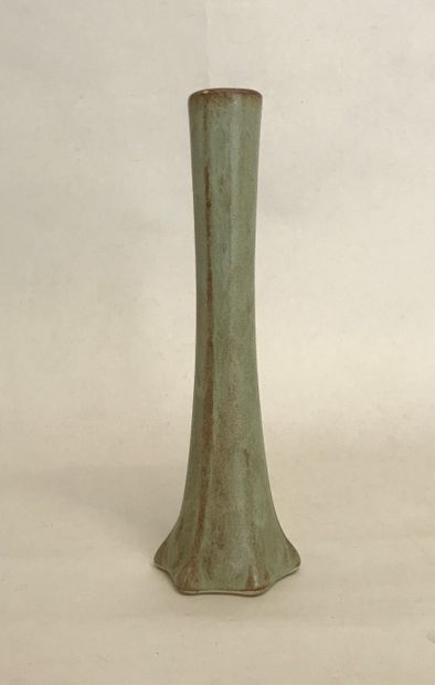 null VALLAURIS Vase col de cygne en grès flammé vert et brun - signé au stylet sous...