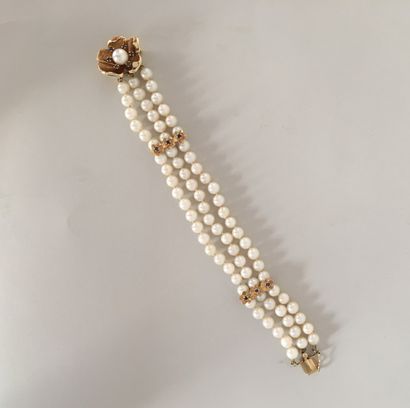 null Bracelet of 3 rows of cultured pearls, gold clasp and flower clips 850 thousandths...