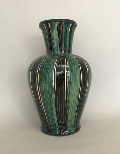 null Dans le goût de VALLAURIS Vase balustre en céramique verte et noire fond ivoire...