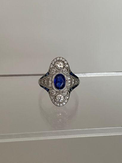null 750 thousandths white gold Art Deco style ring framed by a sapphire set with...