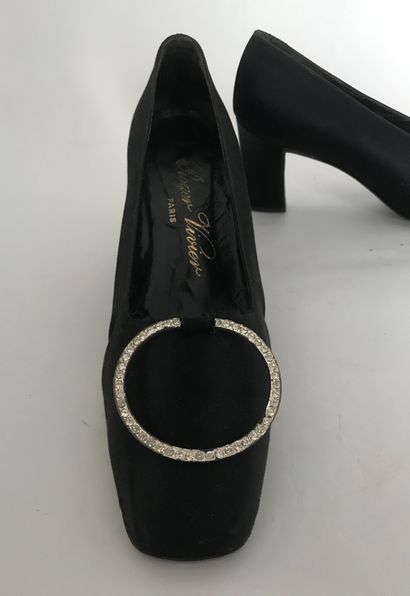 null ROGER VIVIER Paris Paire d'escarpins en satin noir et boucle circulaire ornée...