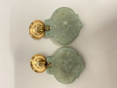 null Paire de clips d'oreilles en métal doré guilloché à motif de résine vert jade...