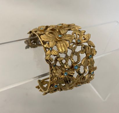 null 
YVES SAINT LAURENT Bracelet manchette à décor floral en métal doré ajouré orné...