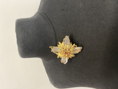 null 
CHANEL par ROBERT GOOSSENS Broche pendentif Croix en métal doré et cristal...