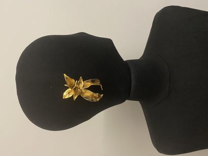 null Paire de clips d'oreilles fleur en métal doré - non signée 

Ht 7cm