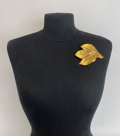 null SAOYA Broche feuilles en métal doré patiné - signée 

9x6,5cm