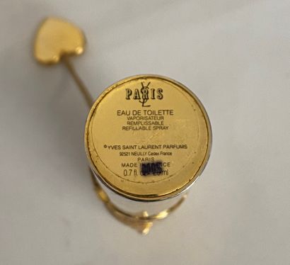 null 
YVES SAINT LAURENT Vaporisateur de sac en métal doré aux lettres de la marque...