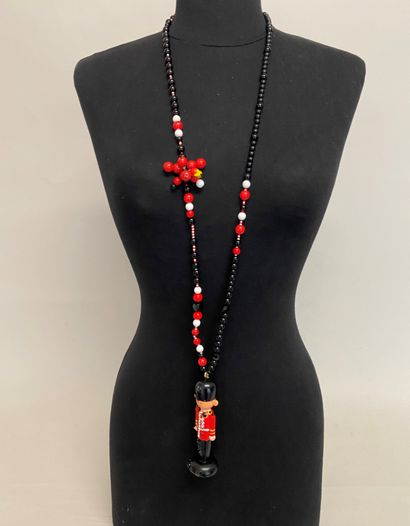 null IRINA VOLKONSKII - Welsh Guards Collier de perles de bakélite rouge noire et...