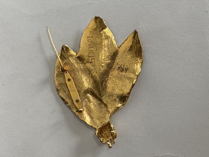 null SAOYA Broche feuilles en métal doré patiné - signée 

9x6,5cm