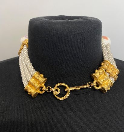 null 
Collier ras de cou cordelière blanche et attaches en métal doré amati orné...