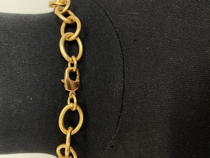null CHANEL Collier en métal doré maille olive à pendentif uni ajouré au chiffre...