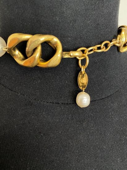 null CHANEL Made in France Collier Ras de cou maille gourmette en métal doré et perles...