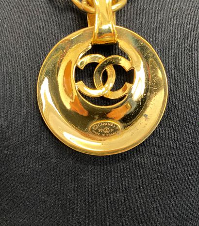 null CHANEL Collier en métal doré maille olive à pendentif uni ajouré au chiffre...