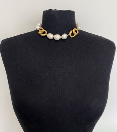 null CHANEL Made in France Necklace in gold metal and pearly pearls - signed and...
