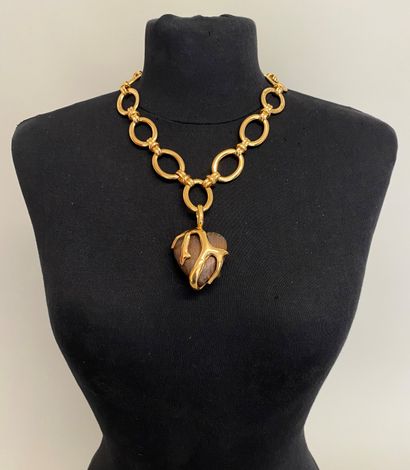 null YVES SAINT LAURENT par ROBERT GOOSSENS Collier en métal doré maille olive à...