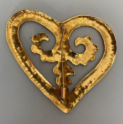 null CHRISTIAN LACROIX Heart brooch in hammered gold metal - unsigned 

7x7cm