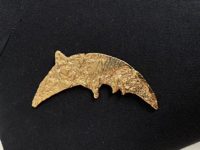 null CISCO (?) Broche croissant de lune métal doré - signée 

Ht 8,5cm