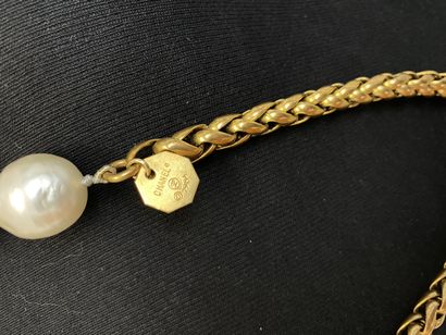 null CHANEL Necklace with metal and pearly pearls - signed 

Length 86cm