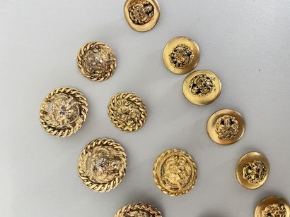 null 
CHANEL Lot en métal doré de 13 boutons Tête de lion à bordure torsadée (tailles...