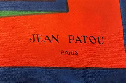 null JEAN PATOU Paris Foulard en soie fond rouge 

(petites usures en bordure et...