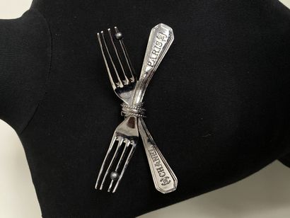 null CHANEL Paris La Brasserie 2015 Broche fourchettes en métal nickelé prototype...