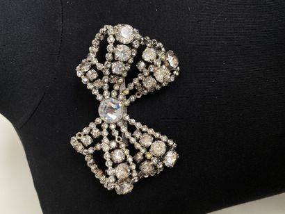 null CHRISTIAN LACROIX Silver patina metal and rhinestone bow brooch - signed 

...