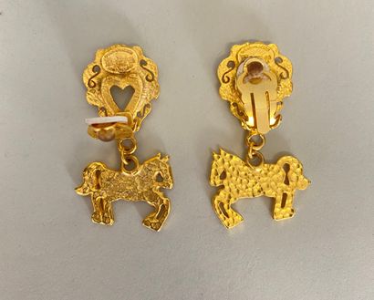 null CHRISTIAN LACROIX Bazar Made in France Pair of heart-shaped ear clips in gold...