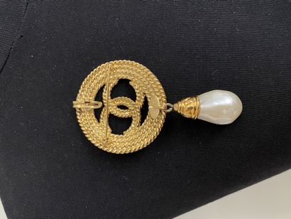 null 
CHANEL Made in france Circular pendant in gilded metal twisted with the brand's...