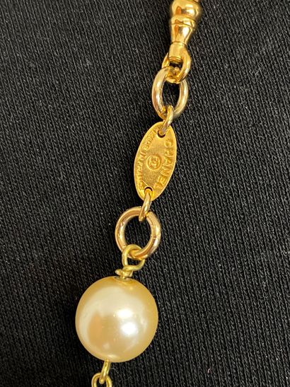null CHANEL Made in France Sautoir à 2 rangs de chaine en métal doré perles nacrées...