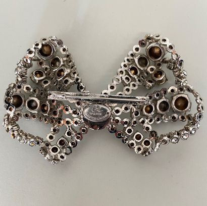 null CHRISTIAN LACROIX Silver patina metal and rhinestone bow brooch - signed 

...